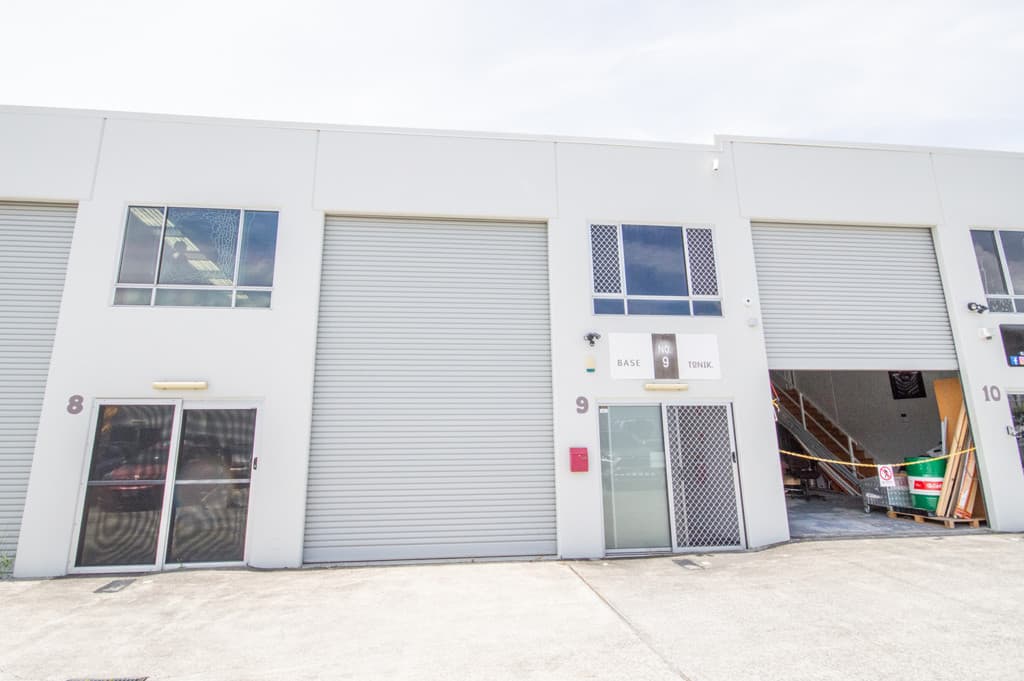 Trendy Industrial HQ In Central Molendinar Location!