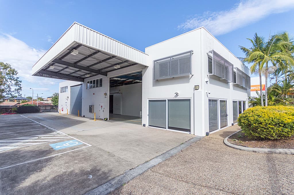 Modern Freestander In Thriving Location - Close To Light Rail