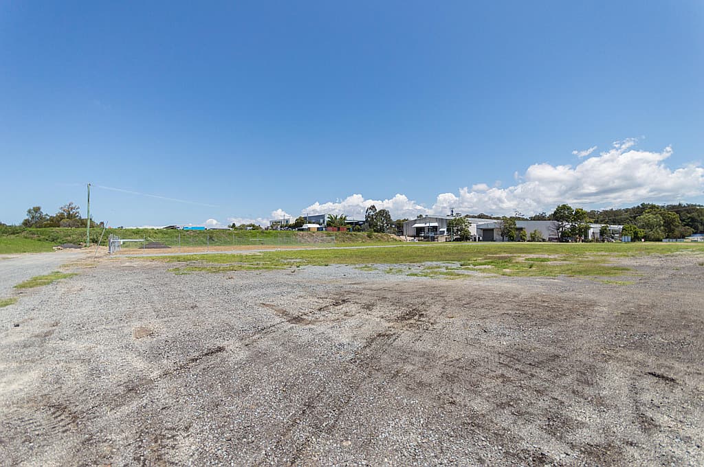 Fenced Yard In Helensvale Location